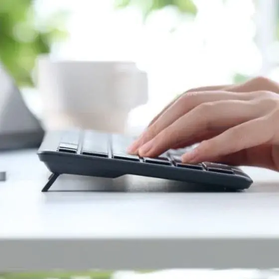 「V型構造」のパンタグラフで軽快で精密な打鍵感を実現！充電式＆マルチ接続/マルチOS対応の多機能薄型キーボード”Precisionist(プレシジョニスト)”を新発売 画像 13