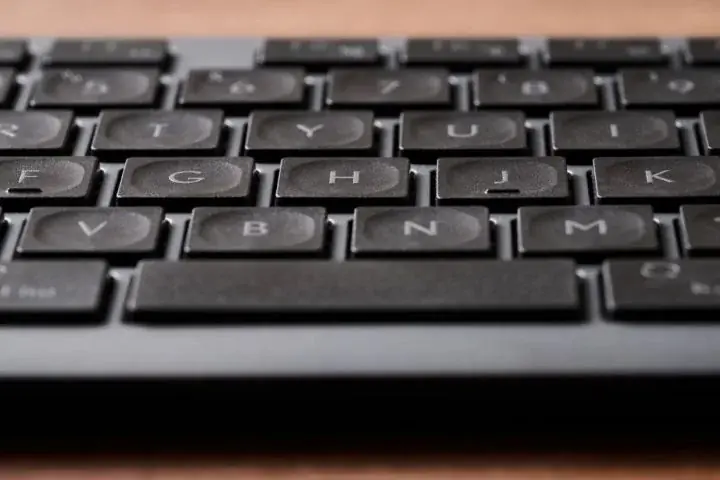 「V型構造」のパンタグラフで軽快で精密な打鍵感を実現！充電式＆マルチ接続/マルチOS対応の多機能薄型キーボード”Precisionist(プレシジョニスト)”を新発売 画像 3