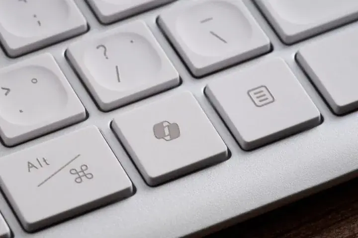 「V型構造」のパンタグラフで軽快で精密な打鍵感を実現！充電式＆マルチ接続/マルチOS対応の多機能薄型キーボード”Precisionist(プレシジョニスト)”を新発売 画像 8