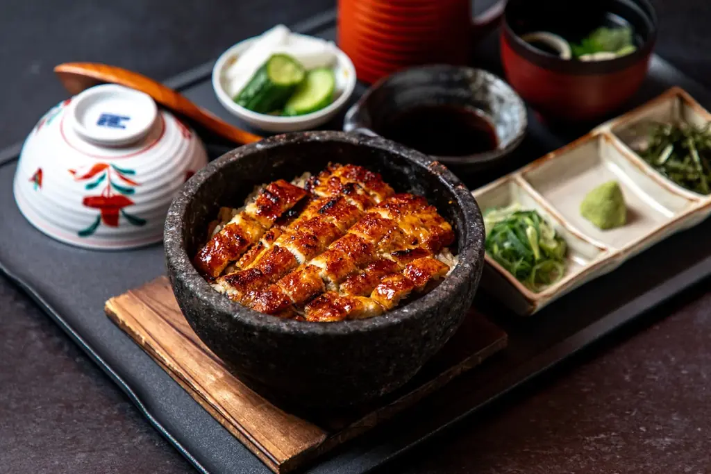 名古屋・伏見「知多家 本邸」に曜日限定メニュー登場。備長炭焼き × 石焼きごはんの贅沢「うなぎおこげまぶし」と「飛騨牛まぶし」販売開始 画像 1