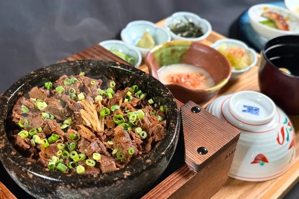 名古屋・伏見「知多家 本邸」に曜日限定メニュー登場。備長炭焼き × 石焼きごはんの贅沢「うなぎおこげまぶし」と「飛騨牛まぶし」販売開始 画像 3