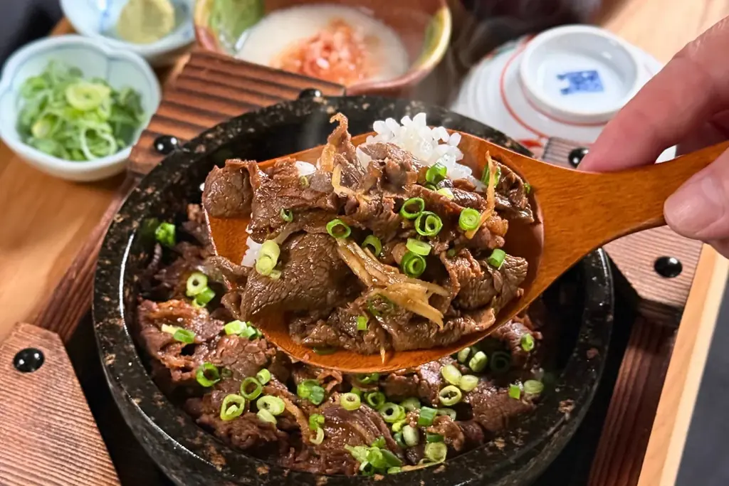 名古屋・伏見「知多家 本邸」に曜日限定メニュー登場。備長炭焼き × 石焼きごはんの贅沢「うなぎおこげまぶし」と「飛騨牛まぶし」販売開始 画像 4