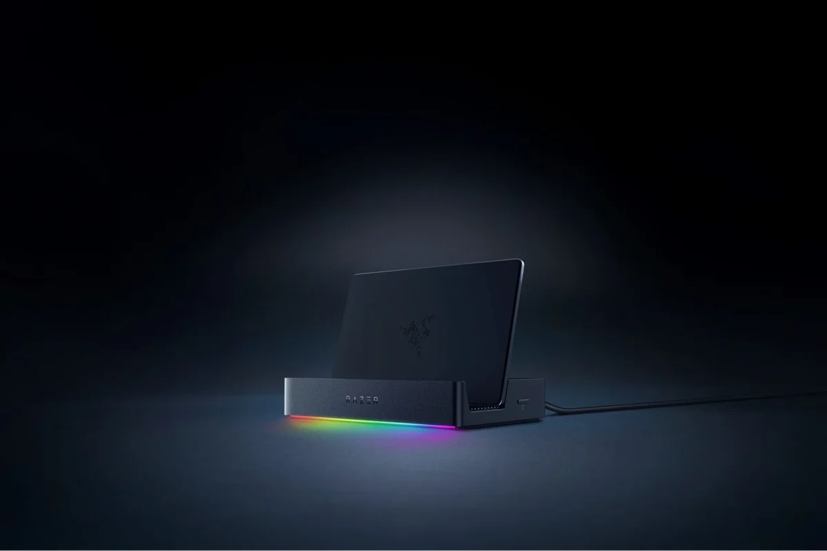【Razer】モバイルゲーミングにさらなる接続性を提供​​「Razer Handheld Dock Chroma」登場　2025年8月22日（金）発売 画像 1