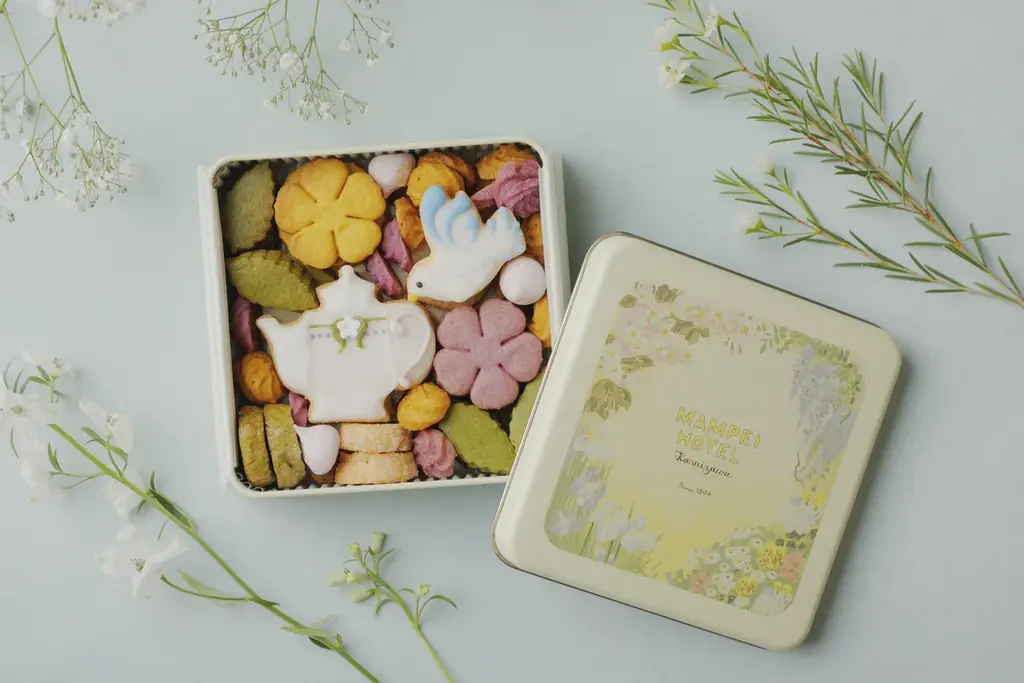 【万平ホテル】 大正時代から続く“花柄メニュー”をデザインしたクッキー缶が新登場　「万平ホテルフラワークッキー缶」期間限定発売 画像 1