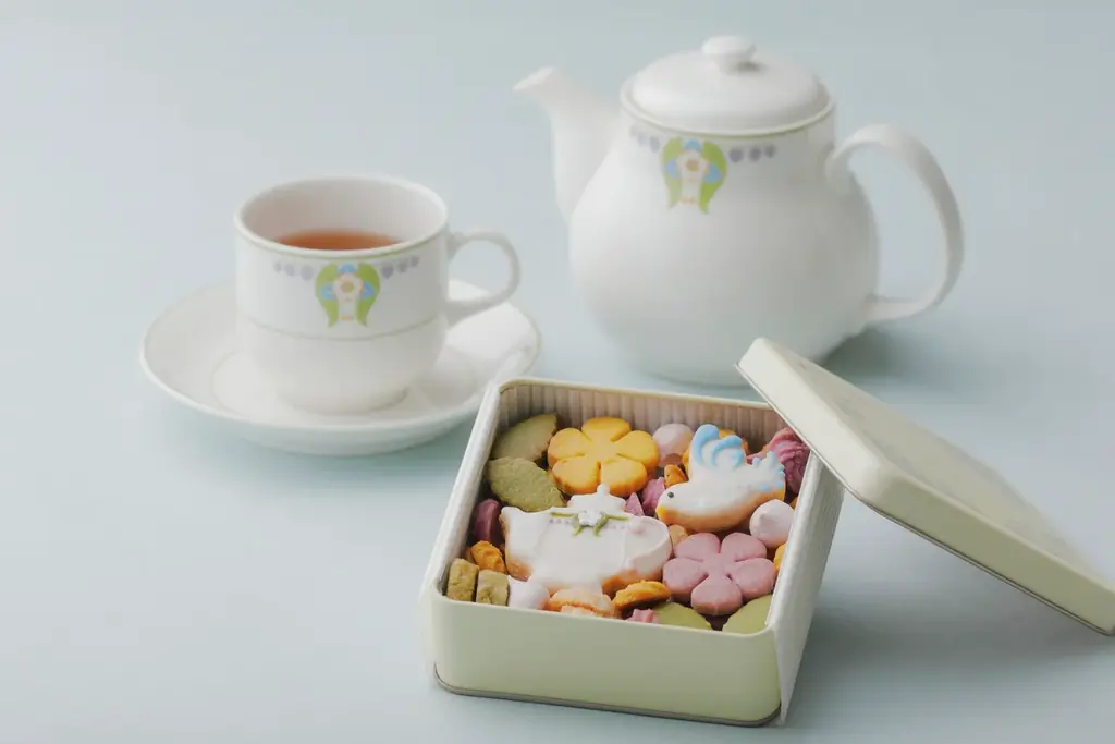 【万平ホテル】 大正時代から続く“花柄メニュー”をデザインしたクッキー缶が新登場 「万平ホテルフラワークッキー缶」期間限定発売 画像 2