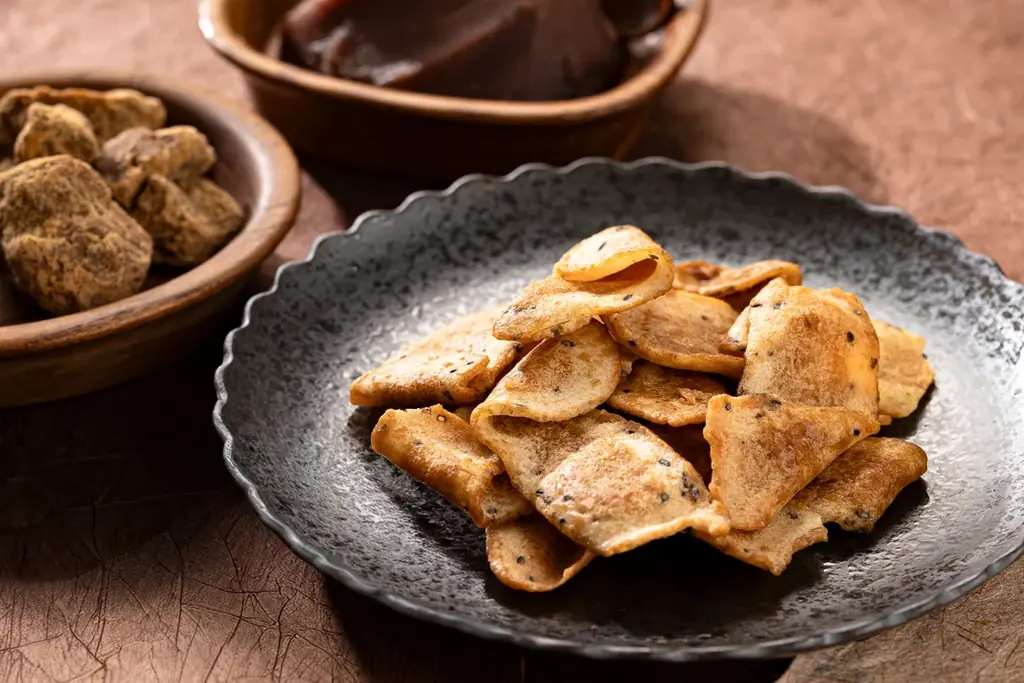 岩手県産小麦粉「もち姫」を100%使って実現した“パリもち食感”『ねりこみ黒みつのうすぎりかりんとう』が新発売 画像 2