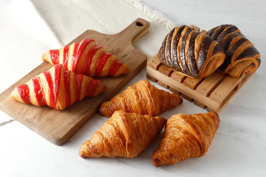 日本橋高島屋「フランス展 2025」に、フランス・リヨンのパンや焼き菓子のお店[Goûter] -グテ-が催事出店。パティシエ、セバスチャン・ブイエが贈る、特別な“おやつ”の世界をお届けします。 画像 2