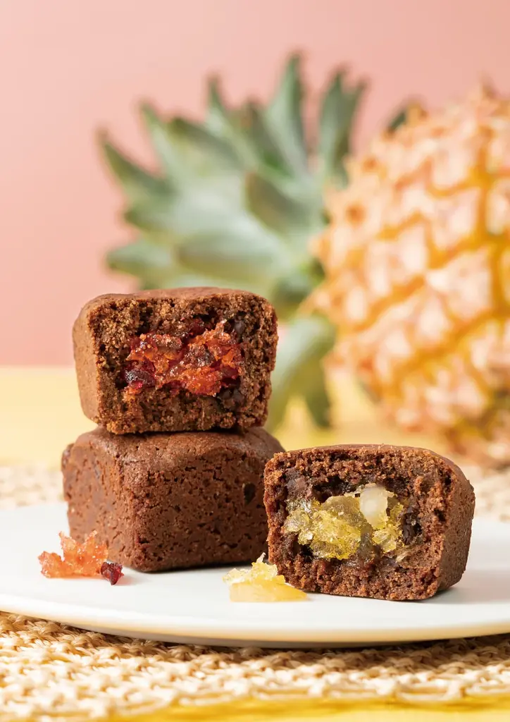 ほろ苦いチョコクッキー生地に、爽やかなパイナップルジャムとフルーツが相性抜群！ ゴディバ「パイナップルケーキ」発売 画像 1