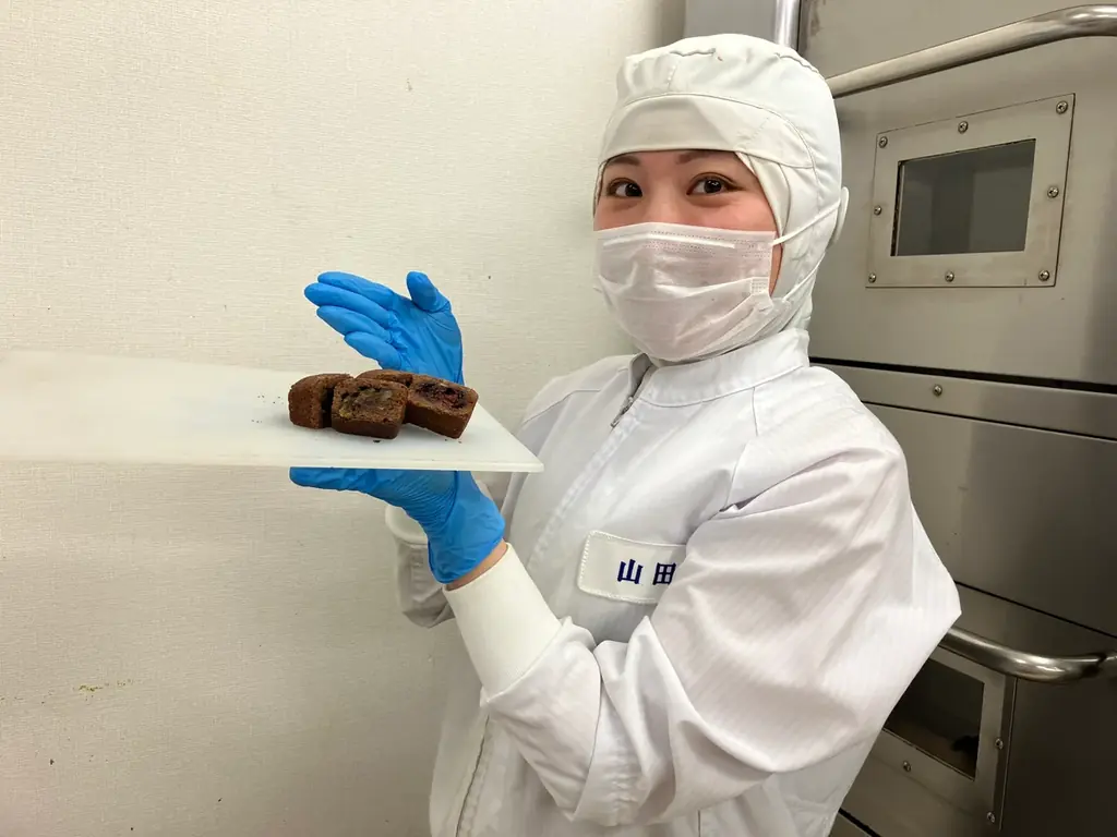 ほろ苦いチョコクッキー生地に、爽やかなパイナップルジャムとフルーツが相性抜群！ ゴディバ「パイナップルケーキ」発売 画像 2