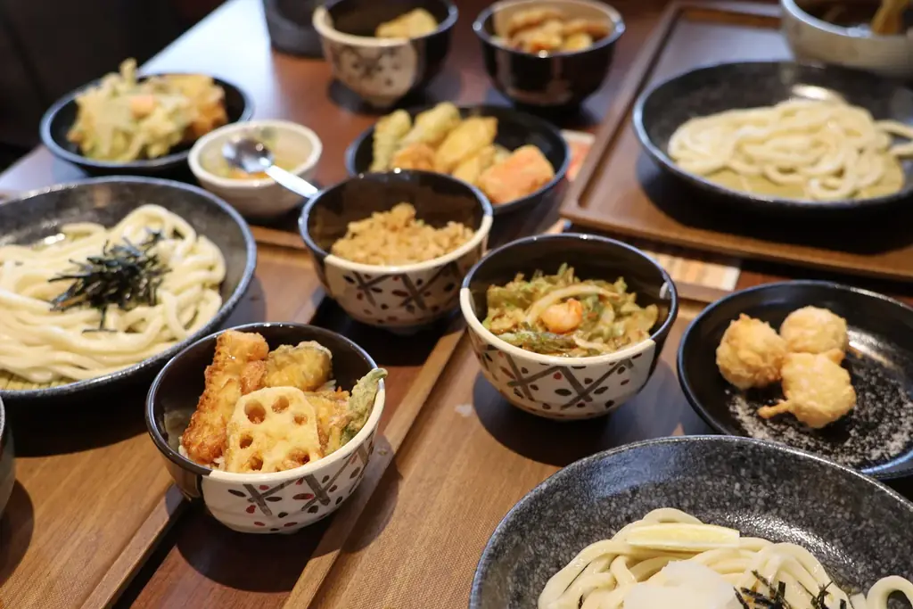 【新業態】武蔵野うどん×天ぷら×ごはんが食べ放題！税込968円～で楽しめる「武蔵野うどん小麦晴れ」が8月27日(水)オープン！ 画像 1