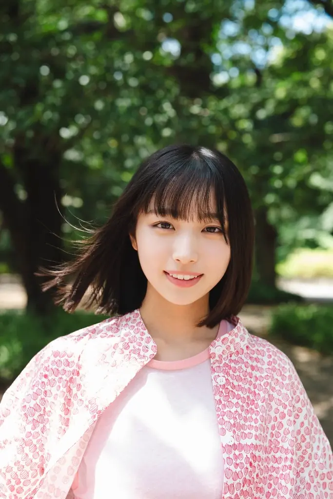 “こさかな”が笑ってくれているだけで――。日向坂46・小坂菜緒が飾る「B.L.T.10月号」の表紙画像が解禁! 本誌史上過去最大規模の20000字ソロインタビューで綴られるアイドル・小坂菜緒の新事実。 画像 4