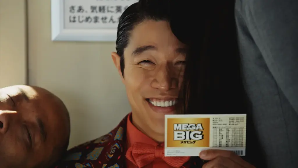 鈴木亮平さんが出演するスポーツくじ「MEGA BIG」新CM第4弾 MEGA BIG新TV-CM 『12億の案内人億山・電車でのモヤモヤ』篇2025年8月23日(土)から公開 画像 3