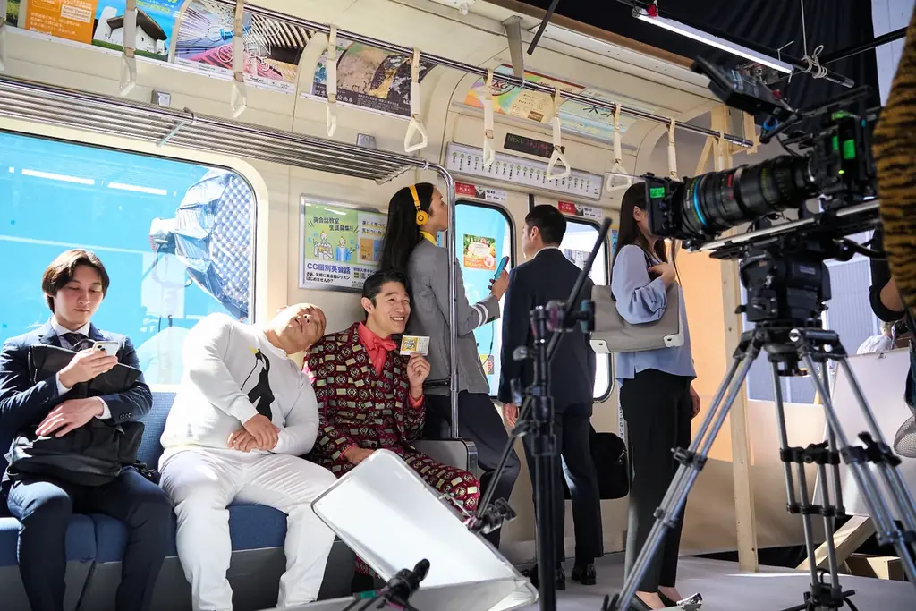 鈴木亮平さんが出演するスポーツくじ「MEGA BIG」新CM第4弾 MEGA BIG新TV-CM 『12億の案内人億山・電車でのモヤモヤ』篇2025年8月23日(土)から公開 画像 5