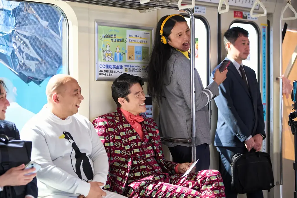 鈴木亮平さんが出演するスポーツくじ「MEGA BIG」新CM第4弾 MEGA BIG新TV-CM 『12億の案内人億山・電車でのモヤモヤ』篇2025年8月23日(土)から公開 画像 6
