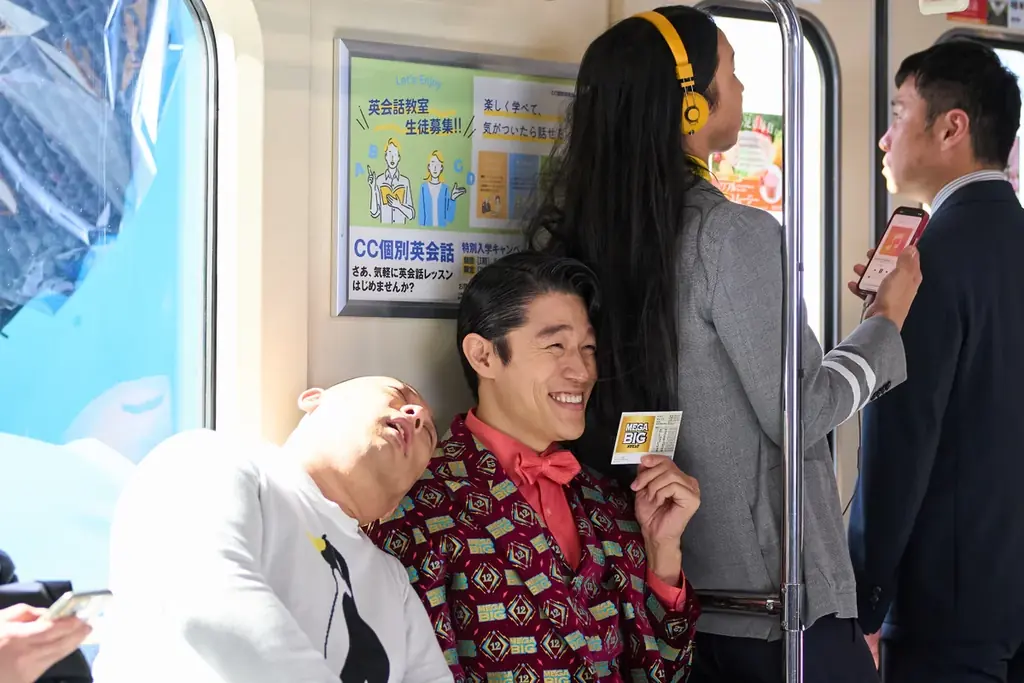 鈴木亮平さんが出演するスポーツくじ「ＭＥＧＡ ＢＩＧ」新ＣＭ第４弾 ＭＥＧＡ ＢＩＧ新ＴＶ-ＣＭ 『１２億の案内人億山・電車でのモヤモヤ』篇２０２５年８月２３日(土)から公開 画像 7