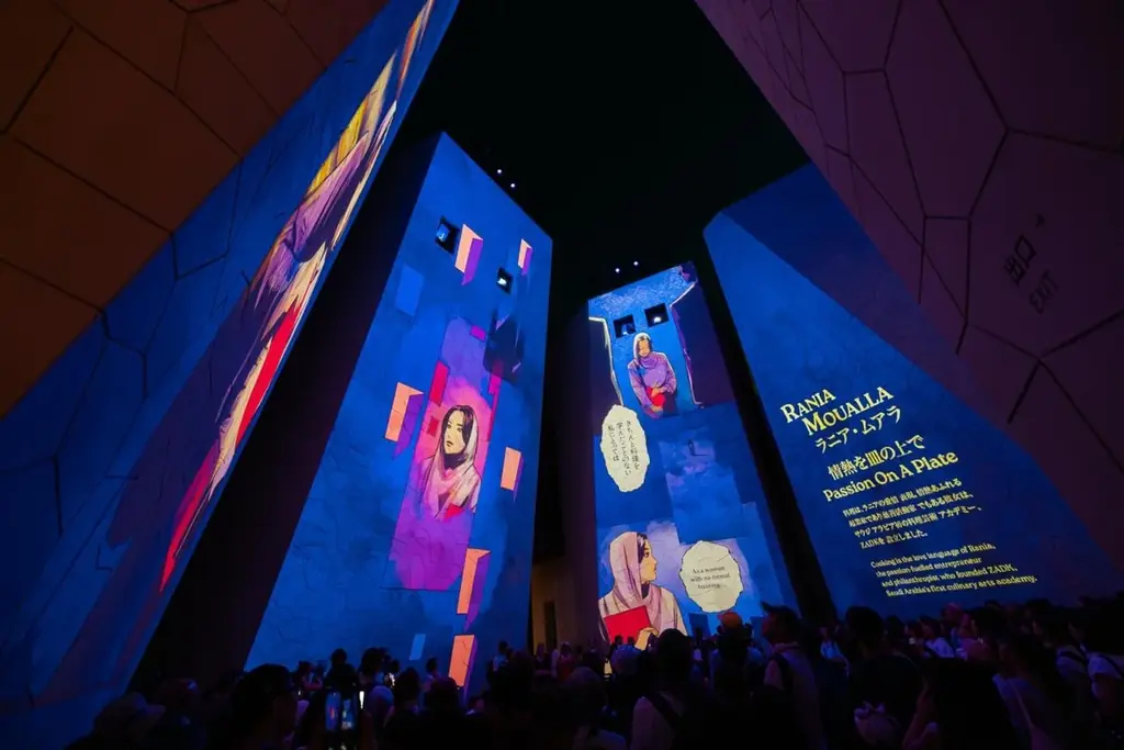【大阪・関西万博サウジアラビア王国館】新しく夜のプロジェクション「Her Influence」をスタート、サウジアラビアの女性の成果をマンガで投影 画像 1