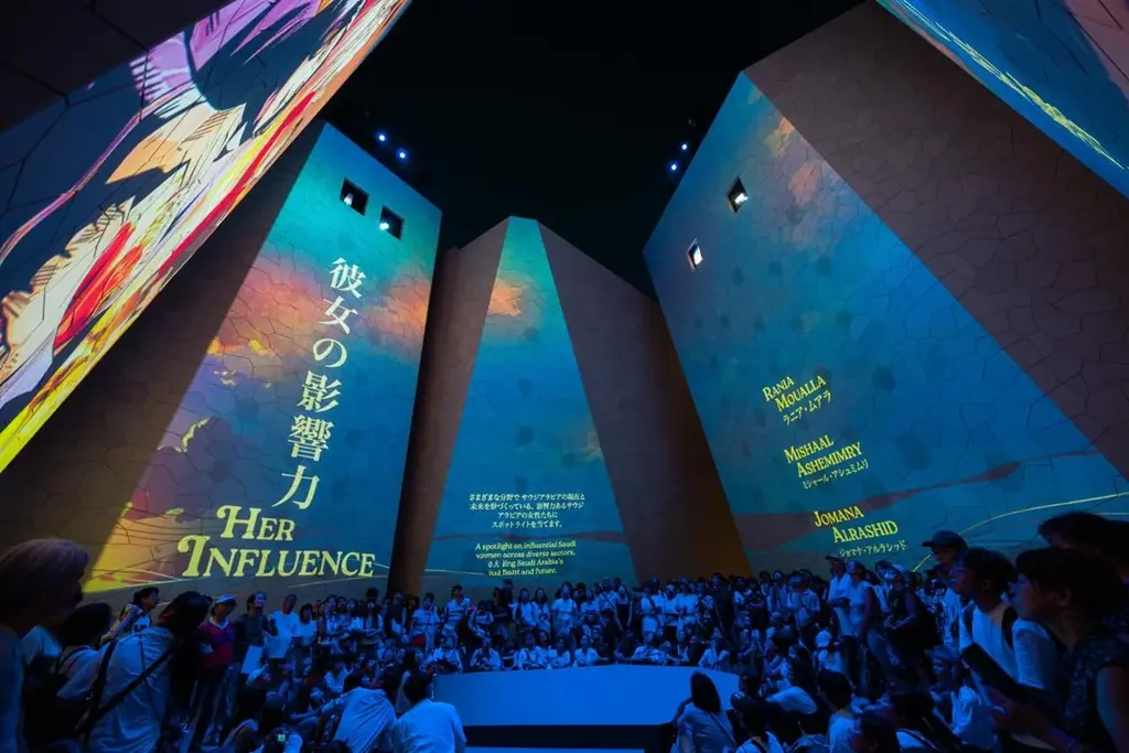 【大阪・関西万博サウジアラビア王国館】新しく夜のプロジェクション「Her Influence」をスタート、サウジアラビアの女性の成果をマンガで投影 画像 2