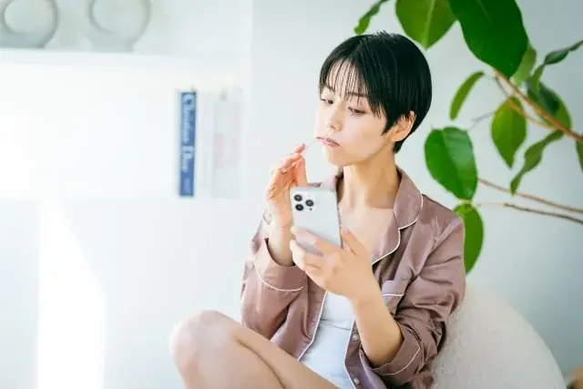 「その磨き方、間違ってるかも？」”45度バス法”を誰でも再現できる特許テクノロジー搭載。電動歯ブラシの新定番、Noend「スイング イートゥースブラシ」発売 画像 3