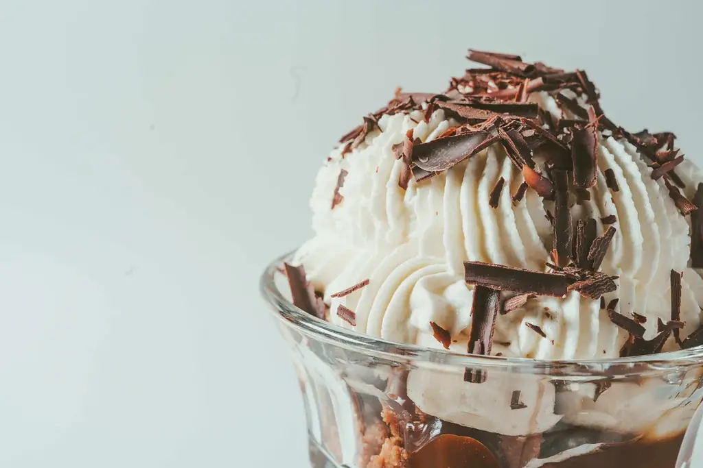 東京・蔵前のカヌレとのペアリングスイーツ専門店「KURAMAE CANNELÉ CAFE」、季節限定でバナナを楽しむイギリス発祥の伝統スイーツ「バノフィーパイ」登場 画像 2