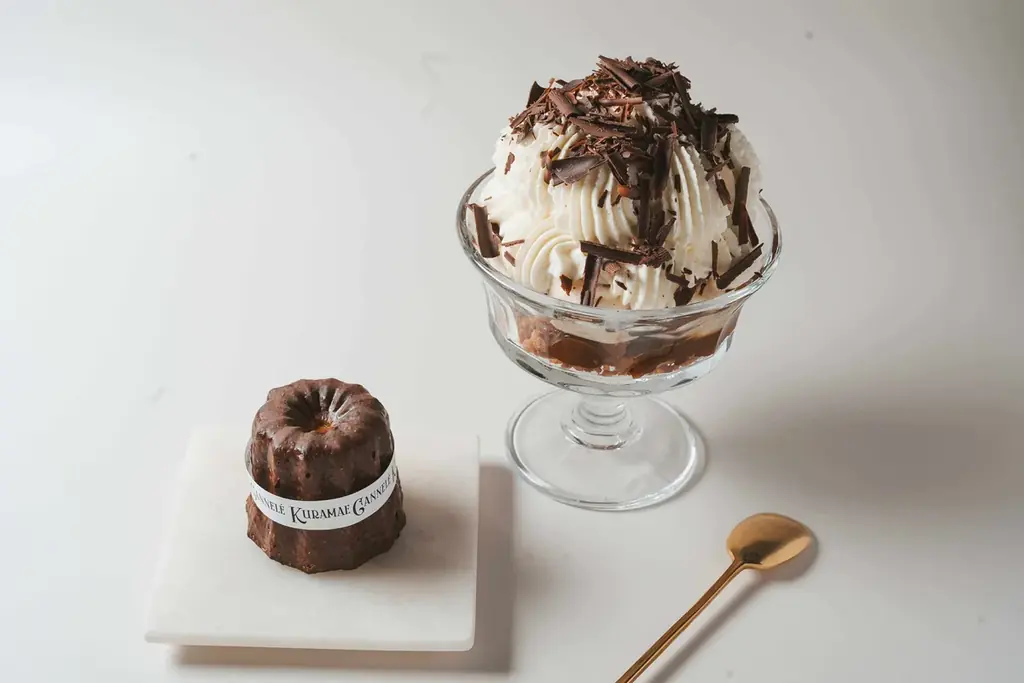 東京・蔵前のカヌレとのペアリングスイーツ専門店「KURAMAE CANNELÉ CAFE」、季節限定でバナナを楽しむイギリス発祥の伝統スイーツ「バノフィーパイ」登場 画像 3