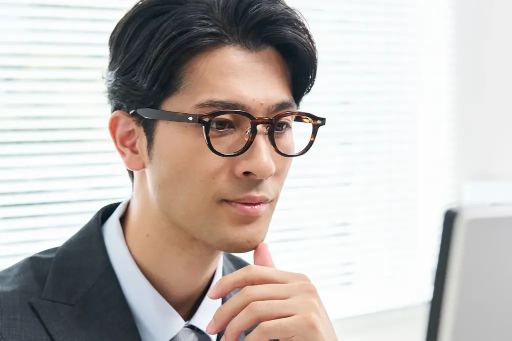 手元がよく見えて、少し先も見える新時代の老眼鏡『Opt.1093(オプト イチゼロキューサン)』が2025年8月25日(月)よりMakuakeでの先行販売を開始! 画像 2