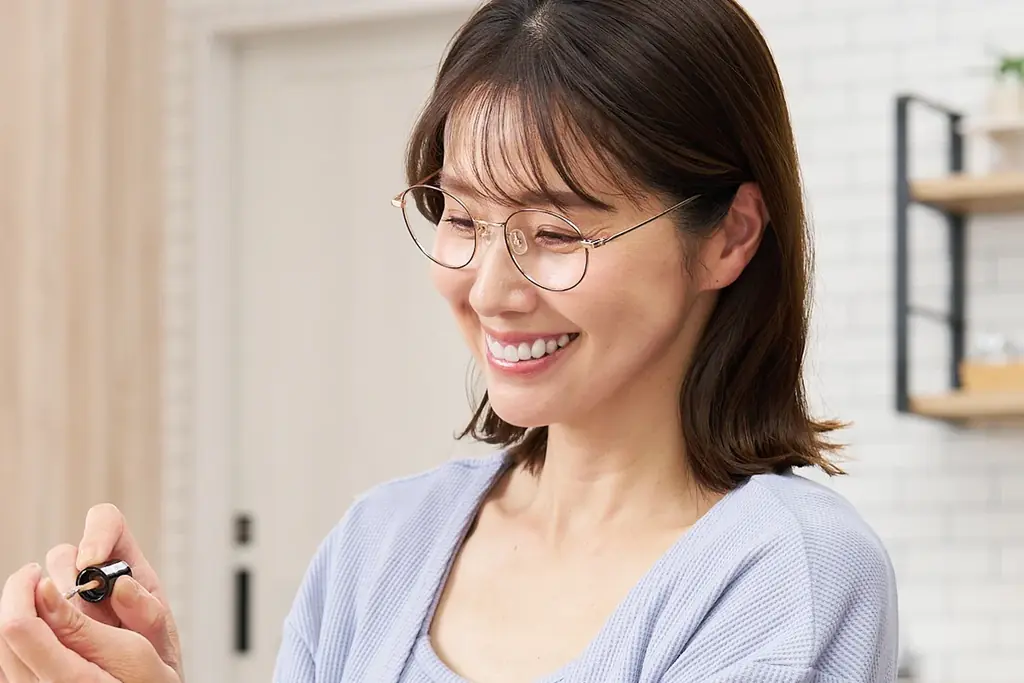 手元がよく見えて、少し先も見える新時代の老眼鏡『Opt.1093(オプト イチゼロキューサン)』が2025年8月25日(月)よりMakuakeでの先行販売を開始! 画像 5