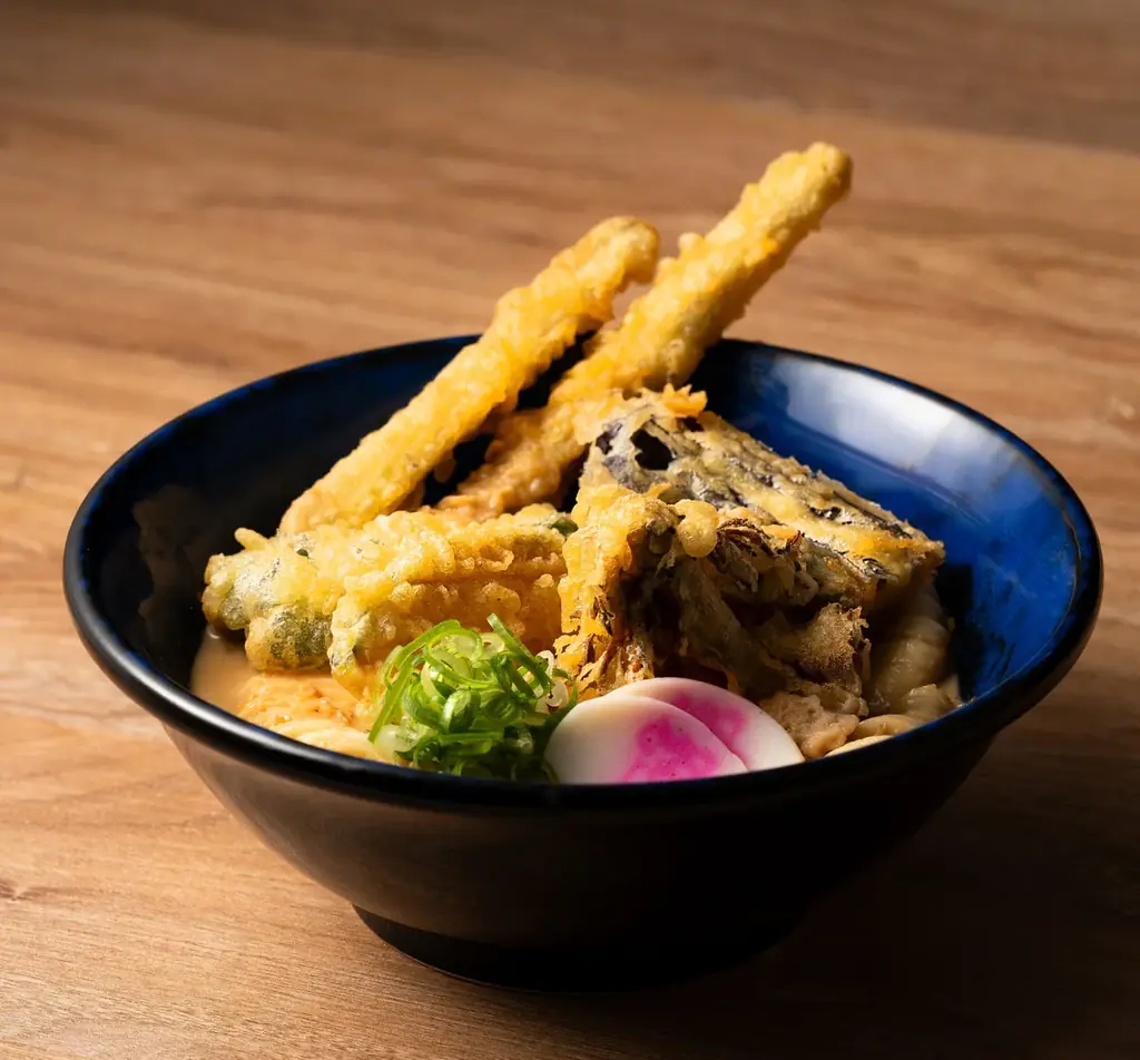 8/27(水)~資さんうどん史上初の新味に挑戦!「ねぎどっさり酸辣湯うどん」・「ごまだれ野菜天ぶっかけうどん」が期間限定で登場!「酸味と辛味の味わい」と「濃厚ごまだれの味わい」をぜひ、ご堪能ください! 画像 3