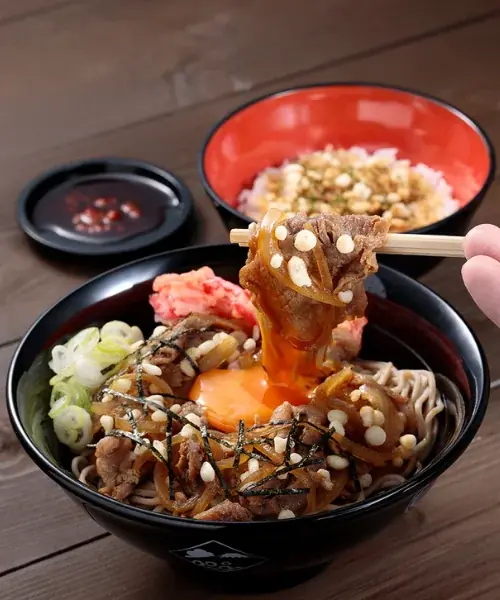 「名代 富士そば」が新たな挑戦！「sio」鳥羽周作シェフ監修の「月見うま肉そば」9月1日より販売開始！ 画像 2