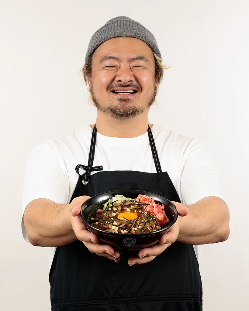 「名代 富士そば」が新たな挑戦！「sio」鳥羽周作シェフ監修の「月見うま肉そば」9月1日より販売開始！ 画像 3