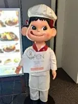 不⼆家のペコちゃんがゴールドリボンを⾝につけ⼩児がん啓発 画像 1