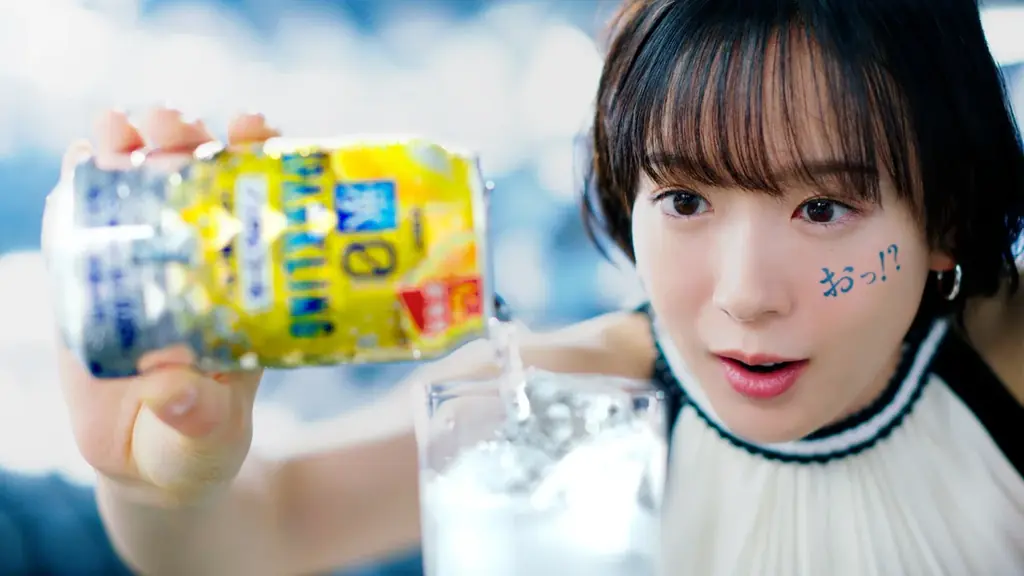 新商品「キリン 氷ゼロ スパークリング シチリア産レモン」誕生 NEWヒロインがユニークな表現で新商品のおいしさを伝える『氷ゼロ スパークリング 未体験の爽快感篇』 8月26日(火)より放映開始 画像 2