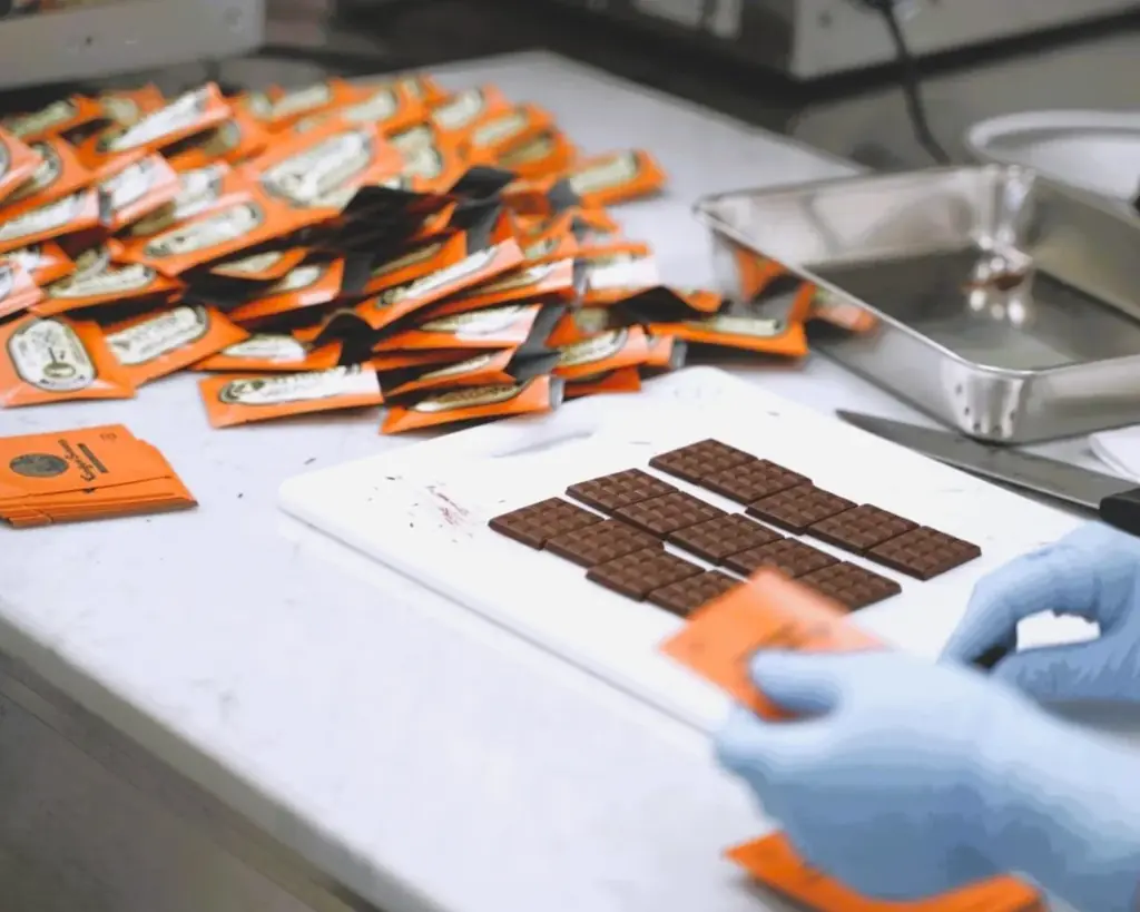 【スイーツ×七味】スパイス・チョコレート《檸檬》新登場！やさしく満ちていく果実の味わいを秋限定でお届け。9/1～根元 八幡屋礒五郎 店舗で発売開始。 画像 6