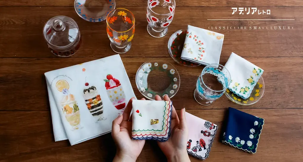 レトロ可愛い、ときめきを手のひらに。アデリアレトロ × CLASSICS the Small Luxury初コラボハンカチーフ誕生！ 画像 1