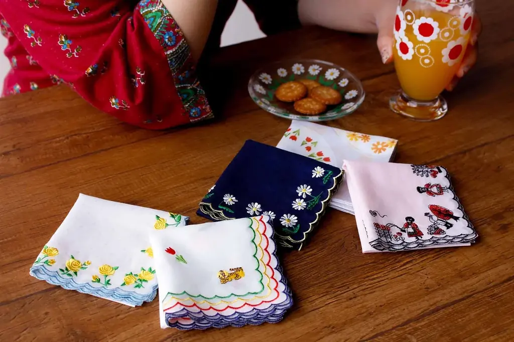 レトロ可愛い、ときめきを手のひらに。アデリアレトロ × CLASSICS the Small Luxury初コラボハンカチーフ誕生！ 画像 2