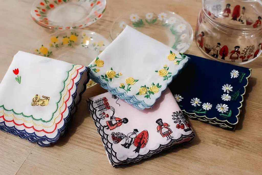 レトロ可愛い、ときめきを手のひらに。アデリアレトロ × CLASSICS the Small Luxury初コラボハンカチーフ誕生！ 画像 5