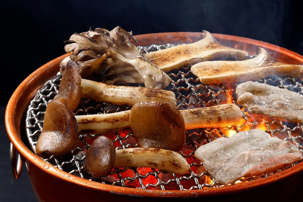 【牛角 秋の大収穫祭】飛び出す“サンマ”で、焼肉界に一本背負い!?国産サンマを1尾丸ごとのせた衝撃ラーメン登場!~丸ごと秋刀魚ラーメン、極旨きのこ焼肉、贅沢お芋スイーツで秋の味覚三昧~ 画像 8