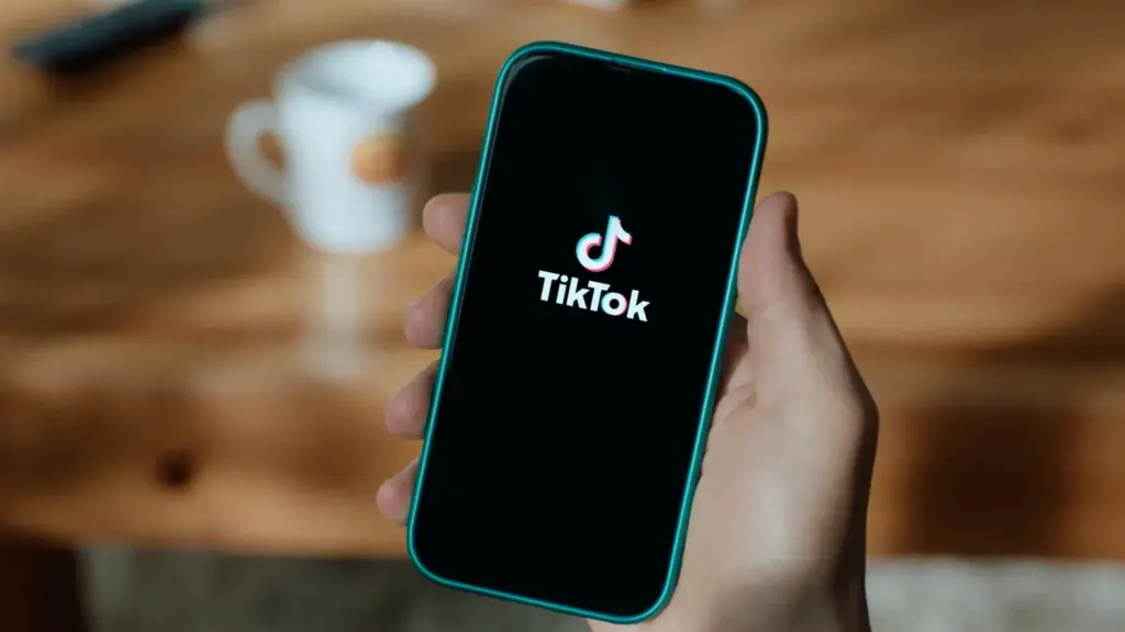 TikTok新TVCM「あなたを広げるきっかけが、流れてくる。」篇を8月28日より公開！TikTokの幅広いジャンルの動画をきっかけに、賀来賢人の日常の新しい選択肢が増えていく 画像 3