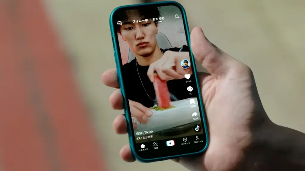 TikTok新TVCM「あなたを広げるきっかけが、流れてくる。」篇を8月28日より公開！TikTokの幅広いジャンルの動画をきっかけに、賀来賢人の日常の新しい選択肢が増えていく 画像 6