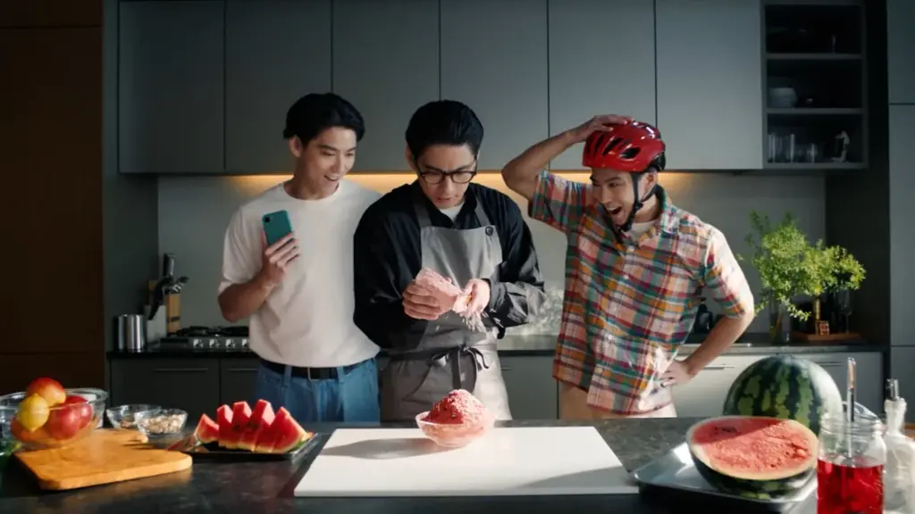TikTok新TVCM「あなたを広げるきっかけが、流れてくる。」篇を8月28日より公開！TikTokの幅広いジャンルの動画をきっかけに、賀来賢人の日常の新しい選択肢が増えていく 画像 7