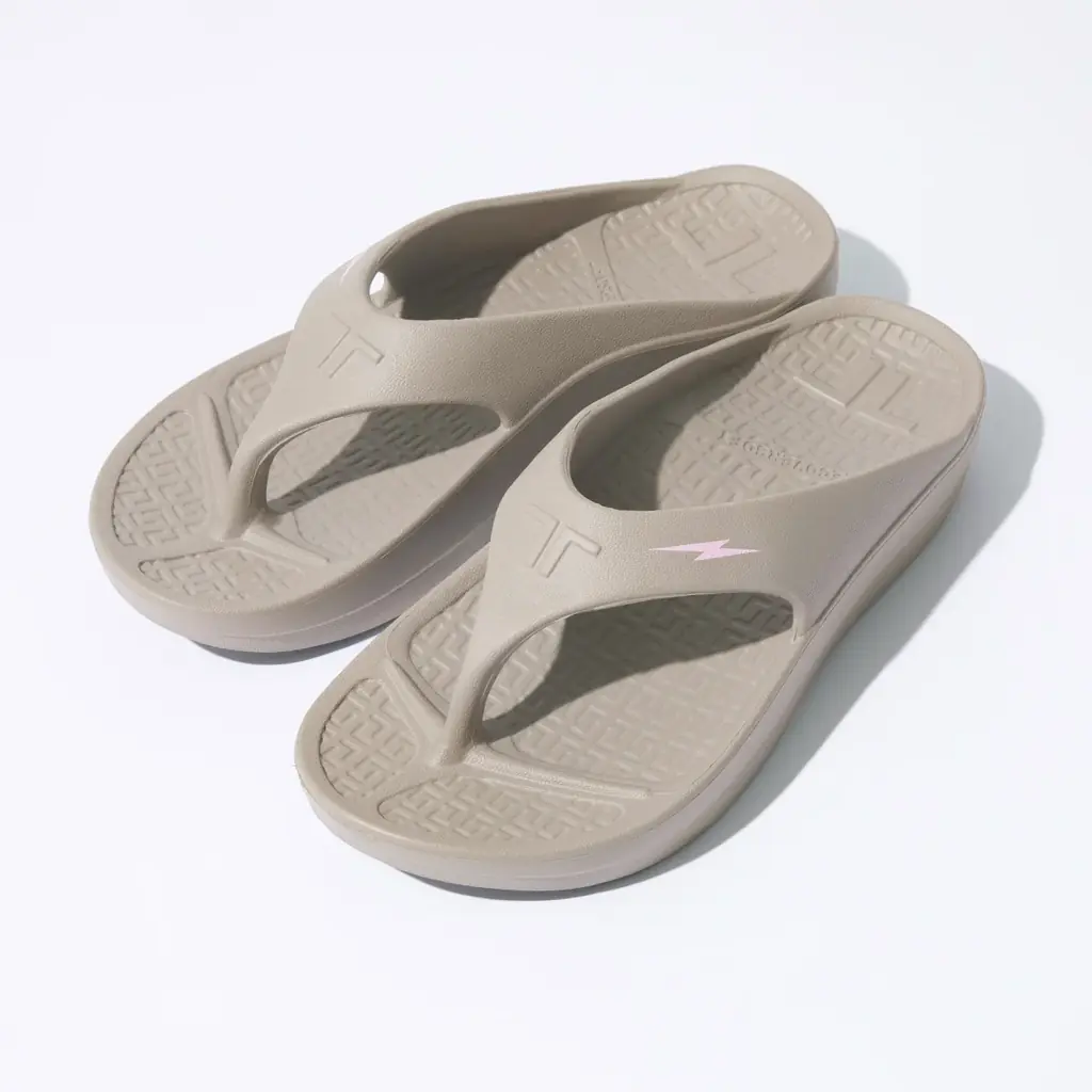 ハワイ発「Lightning Bolt」×リカバリーフットウエアブランド「TELIC」コラボレーションアイテムをTikTok Shop限定発売 画像 2