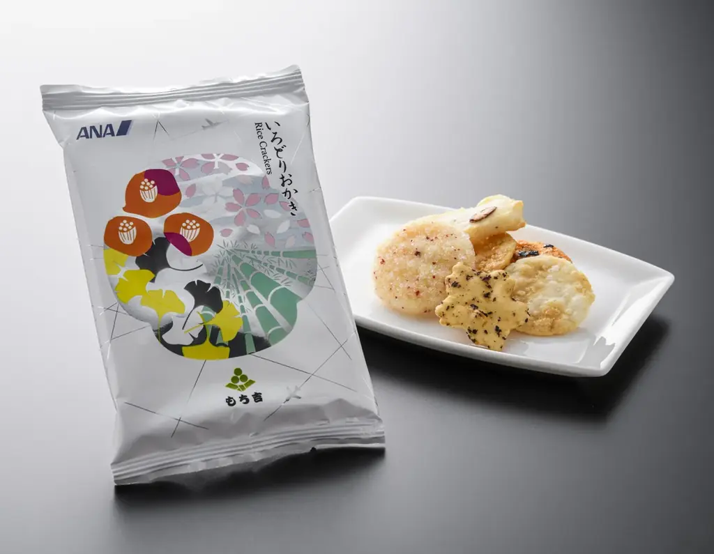 ANA×米菓の老舗「もち吉」 コラボレーションおかきを機内で提供開始！ 日本の米菓のおいしさを世界へ！四季をイメージしたANAオリジナルデザインの「いろどりおかき」を機内でお楽しみください。 画像 1