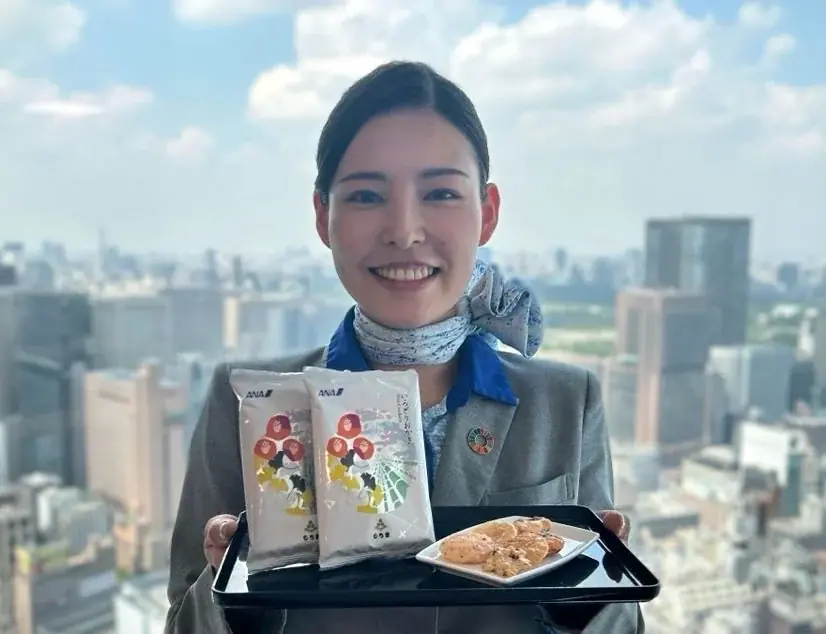 ANA×米菓の老舗「もち吉」 コラボレーションおかきを機内で提供開始！ 日本の米菓のおいしさを世界へ！四季をイメージしたANAオリジナルデザインの「いろどりおかき」を機内でお楽しみください。 画像 2