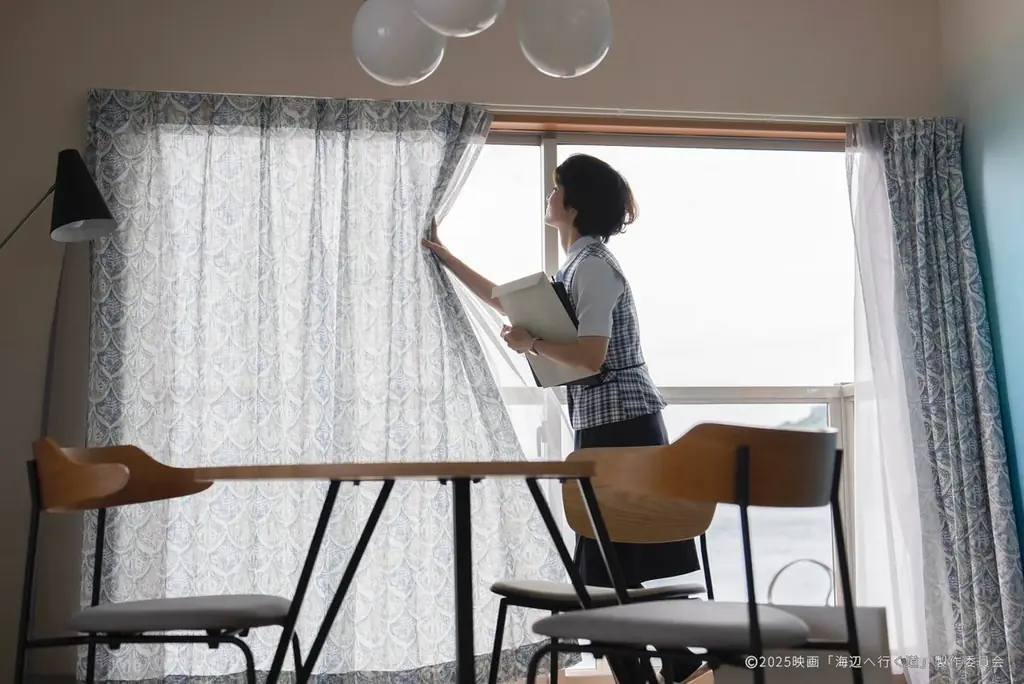 2025年8月29日公開の映画『海辺へ行く道』にKANADEMONOが美術協力をしました。 画像 9