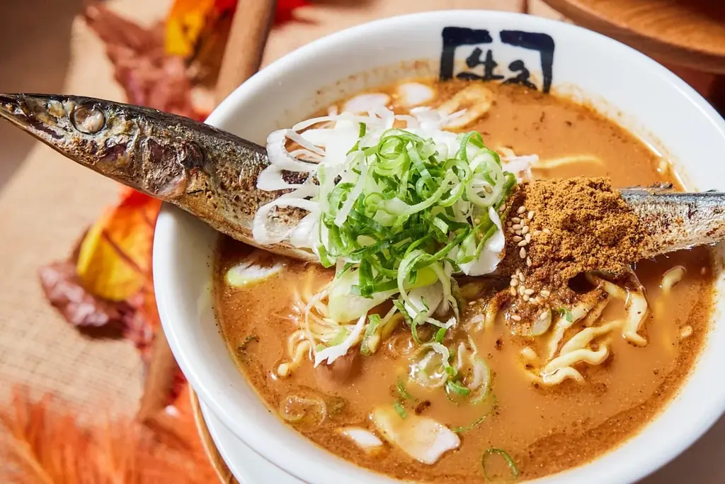 【牛角 イベントレポート】秋の「W主役」登場! 秋刀魚ラーメンvs極旨きのこ焼肉 〜秋の味覚を「丸ごと」堪能! 見て楽しい・食べて感動の新メニュー〜 画像 2
