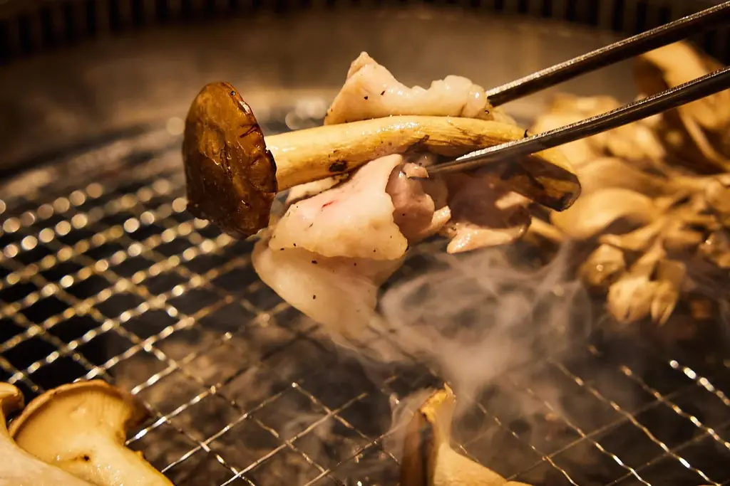 【牛角 イベントレポート】秋の「W主役」登場！ 秋刀魚ラーメンvs極旨きのこ焼肉　〜秋の味覚を「丸ごと」堪能！ 見て楽しい・食べて感動の新メニュー〜 画像 5