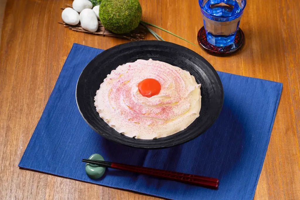 「山下本気うどん」と映画『ストロベリームーン 余命半年の恋』がコラボ!『月夜に浮かぶ 白いカルボナーラうどん』が新発売 画像 2