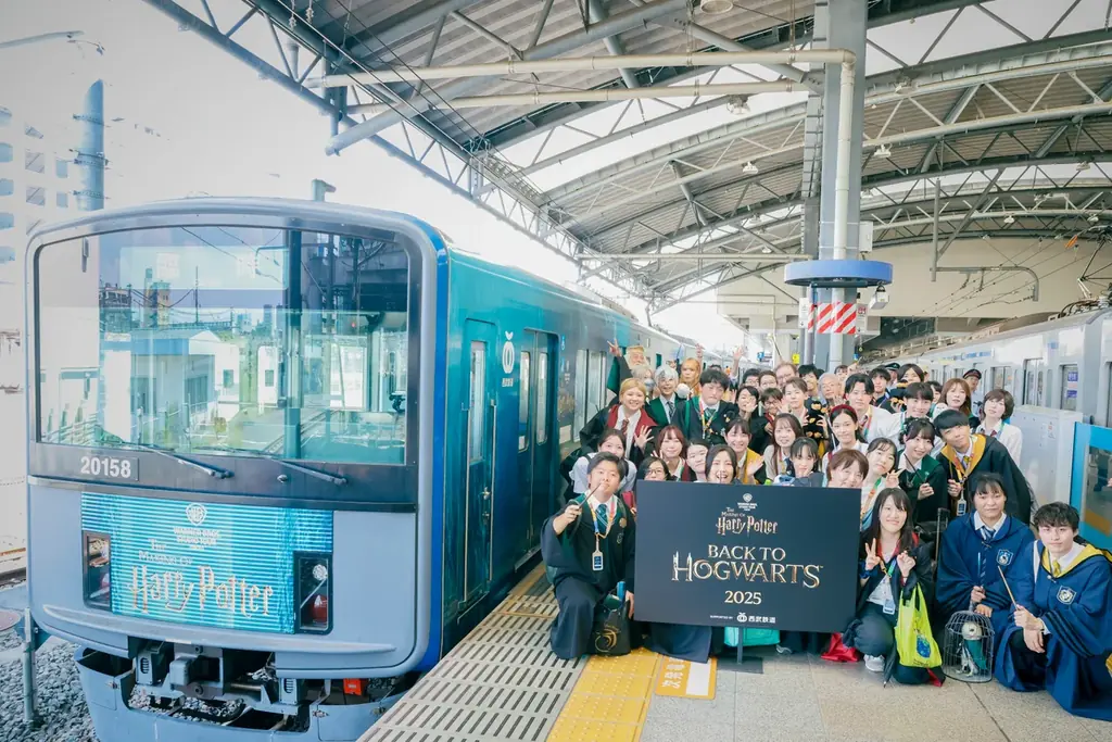 ワーナー ブラザース スタジオツアー東京 – メイキング・オブ・ハリー・ポッター、西武鉄道池袋駅のホームで50名のファンと新学期をお祝い「バック・トゥ・ホグワーツ」特別イベント開催 画像 1