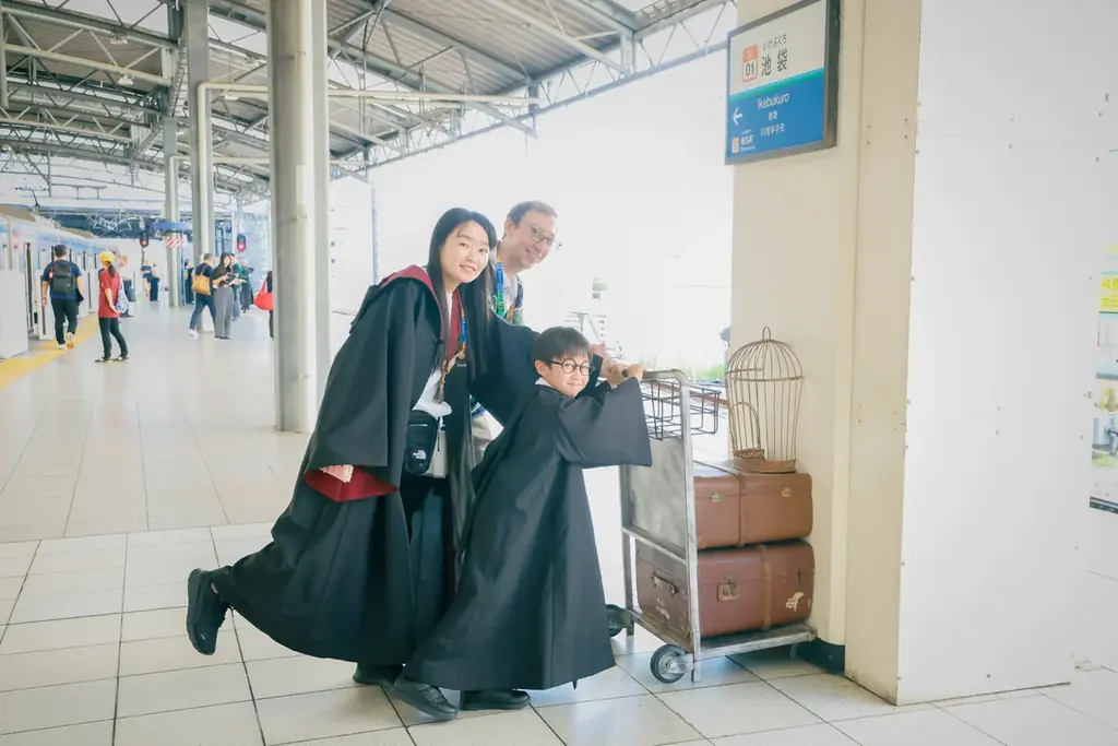ワーナー ブラザース スタジオツアー東京 – メイキング・オブ・ハリー・ポッター、西武鉄道池袋駅のホームで50名のファンと新学期をお祝い「バック・トゥ・ホグワーツ」特別イベント開催 画像 2