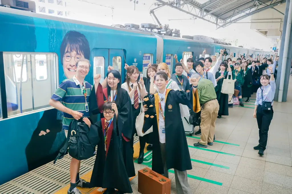 ワーナー ブラザース スタジオツアー東京 – メイキング・オブ・ハリー・ポッター、西武鉄道池袋駅のホームで50名のファンと新学期をお祝い「バック・トゥ・ホグワーツ」特別イベント開催 画像 3