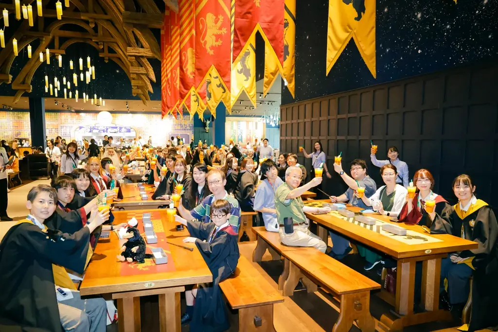 ワーナー ブラザース スタジオツアー東京 – メイキング・オブ・ハリー・ポッター、西武鉄道池袋駅のホームで50名のファンと新学期をお祝い「バック・トゥ・ホグワーツ」特別イベント開催 画像 5